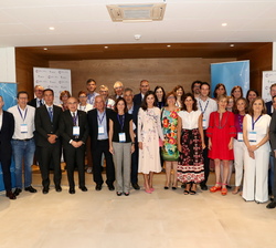 Su Majestad la Reina junto a todos los investigadores asistentes a la reunión